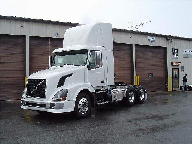 2011 VOLVO VNL64T300 Carlisle Pennsylvania Photo #0096624A