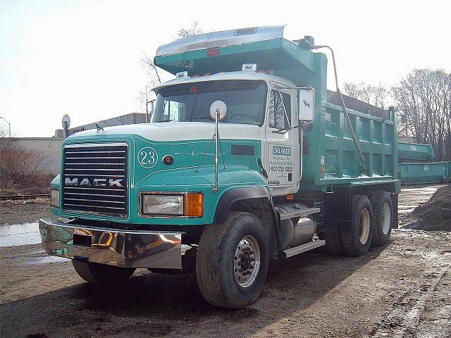 2001 MACK CL713 Framingham Massachusetts Photo #0097705A