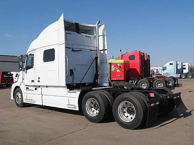 2011 VOLVO VNL64T730 Sioux City Iowa Photo #0099324A