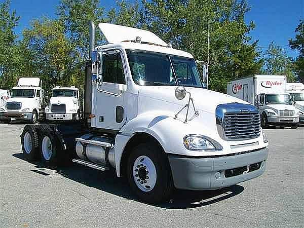 2004 FREIGHTLINER CL12064ST-COLUMBIA 120 Springfield Massachusetts Photo #0099552A