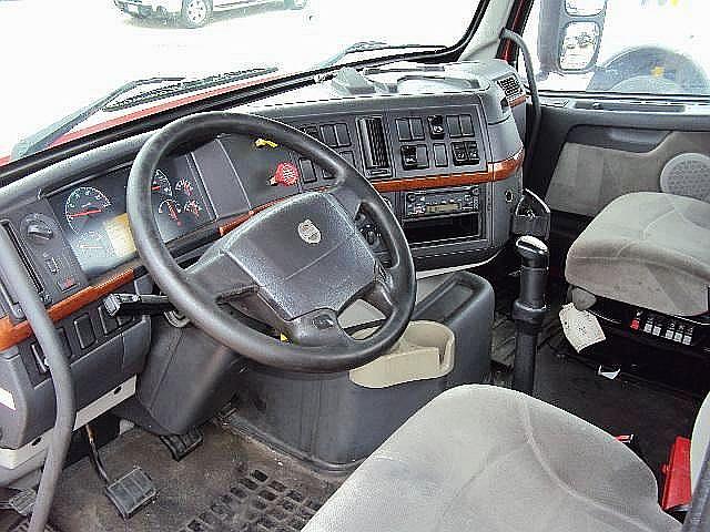 2006 VOLVO VNM64T200 Seabrook New Hampshire Photo #0100274A