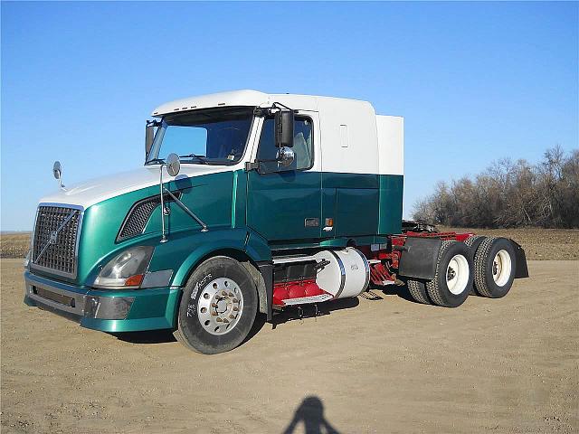 2004 VOLVO VNL64T430 Starbuck Minnesota Photo #0101592A