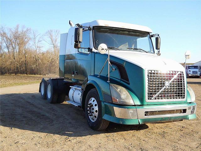 2004 VOLVO VNL64T430 Starbuck Minnesota Photo #0101592A