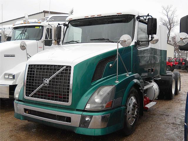 2004 VOLVO VNL64T430 Starbuck Minnesota Photo #0101592A