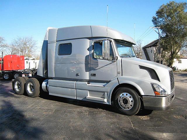 2011 VOLVO VNL64T730 Kankakee Illinois Photo #0101663A