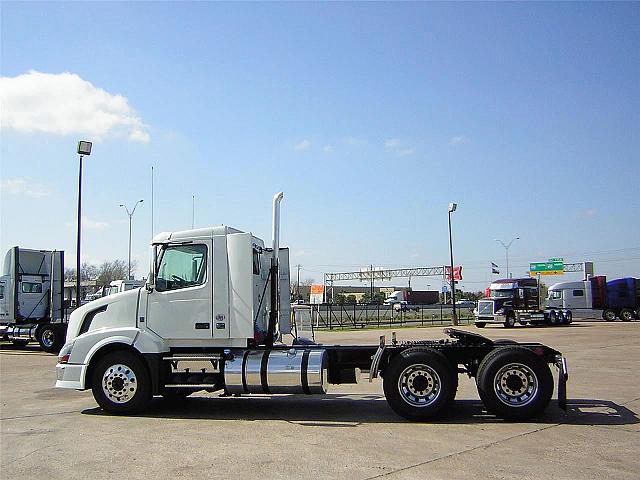 2011 VOLVO VNL64T300 Houston Texas Photo #0102754A