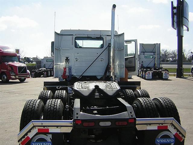 2011 VOLVO VNL64T300 Houston Texas Photo #0102754A