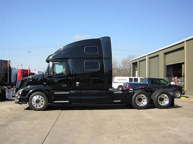 2011 VOLVO VNL64T780 Houston Texas Photo #0102818A