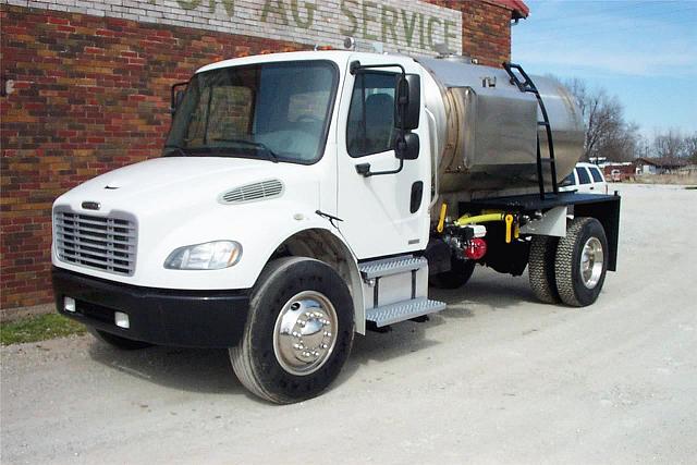 2005 FREIGHTLINER BUSINESS CLASS M2 106 Worthington Missouri Photo #0104877A