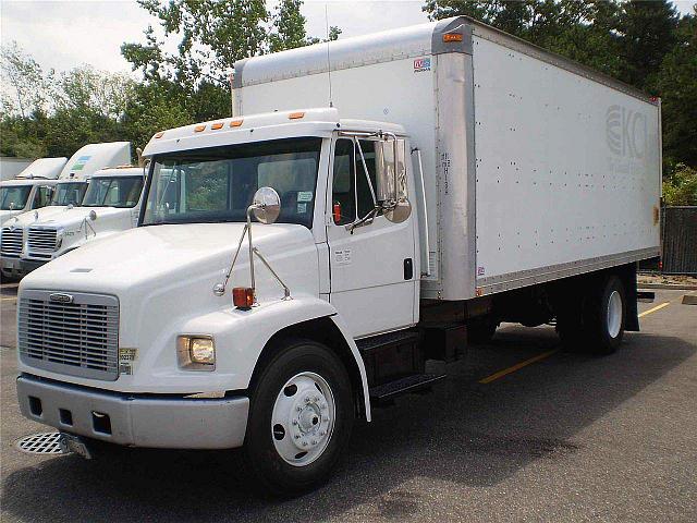 2004 FREIGHTLINER FL70 Springfield Massachusetts Photo #0105779A