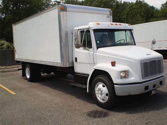 2004 FREIGHTLINER FL70 Springfield Massachusetts Photo #0105779A