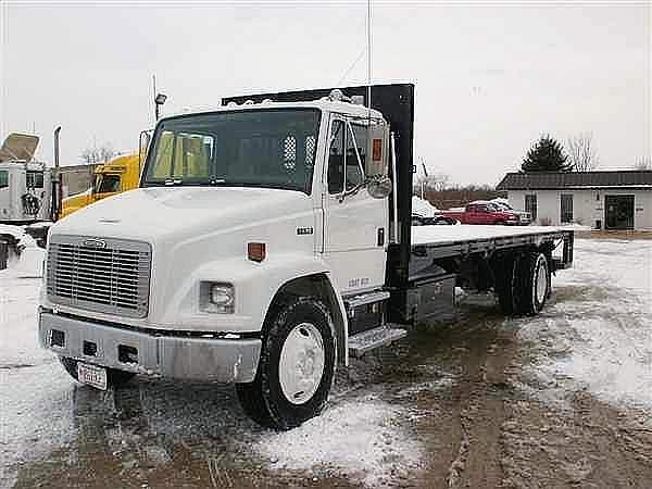 2004 FREIGHTLINER FL70 Oak Creek Wisconsin Photo #0107330A