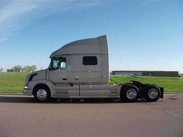 2011 VOLVO VNL64T730 Sioux Falls South Dakota Photo #0108625A