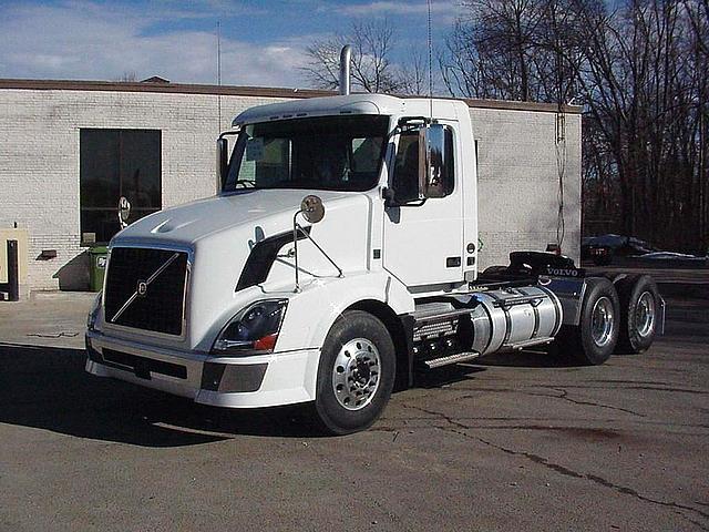 2011 VOLVO VNL64T300 Youngstown Ohio Photo #0109914A