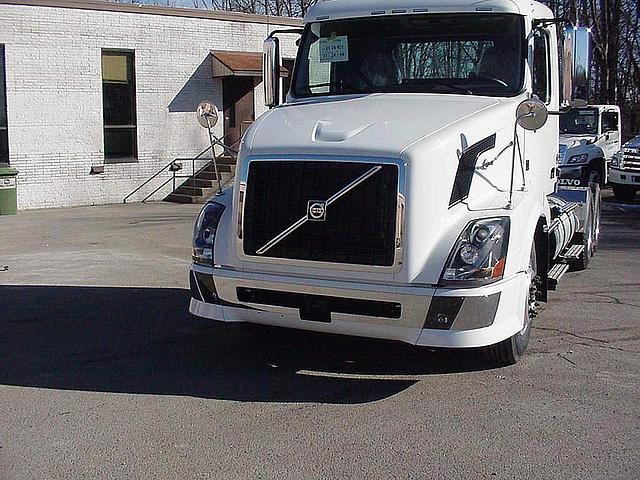 2011 VOLVO VNL64T300 Youngstown Ohio Photo #0109914A