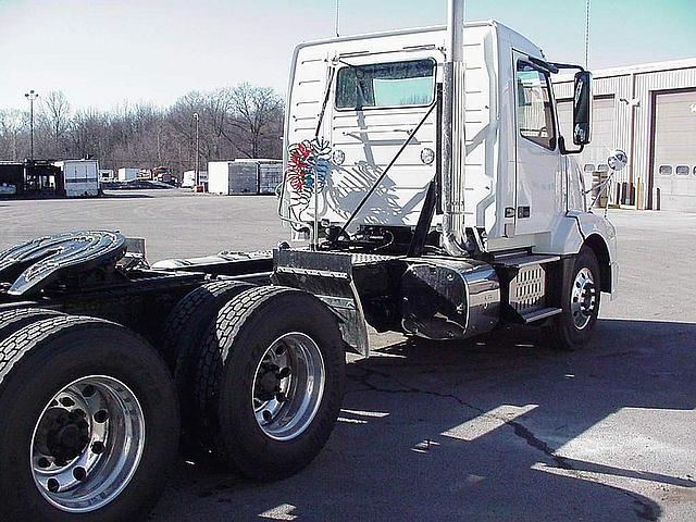 2011 VOLVO VNL64T300 Youngstown Ohio Photo #0109914A