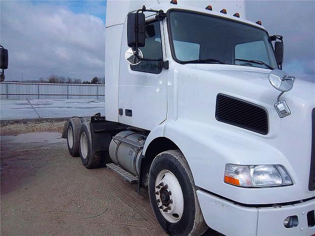 2004 VOLVO VNL64T300 Photo #0110423A