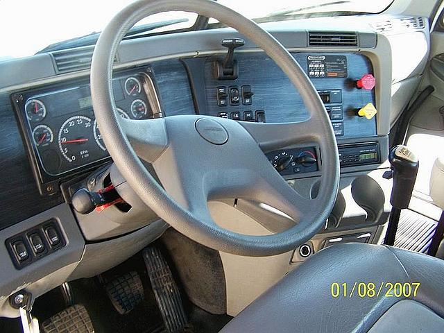 2004 FREIGHTLINER CL12064S - COLUMBIA 120 Sioux Falls South Dakota Photo #0110450A