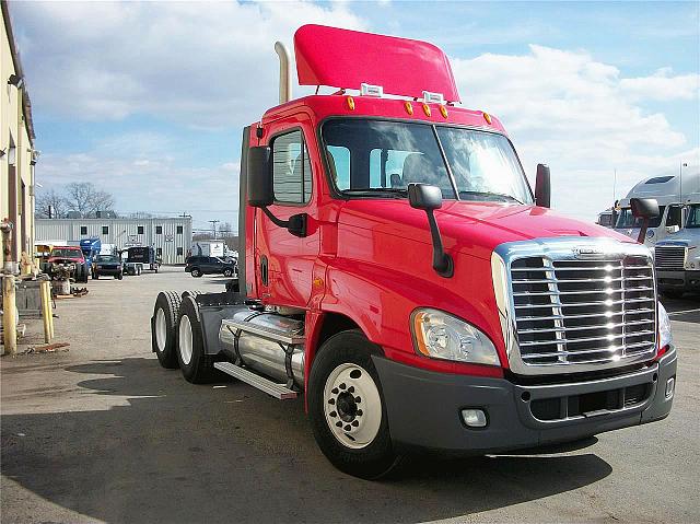 2010 FREIGHTLINER CA12564ST - CASCADIA SHREWSBURY Massachusetts Photo #0110590A