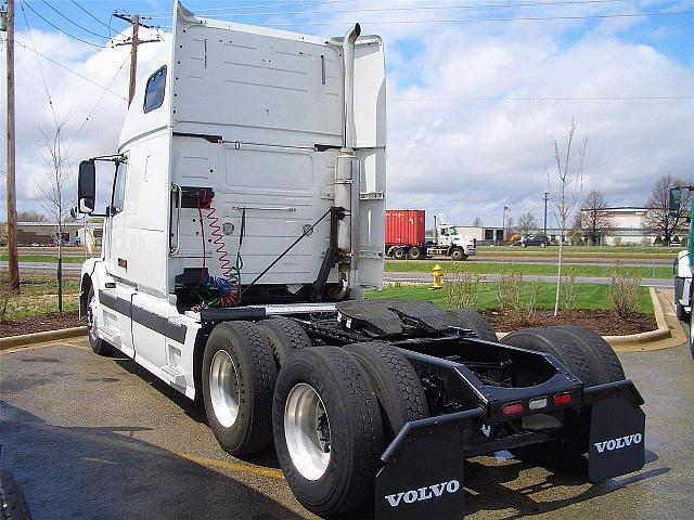 2005 VOLVO VNL64T670 Bolingbrook Illinois Photo #0112087A