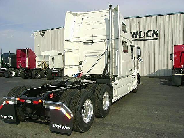 2011 VOLVO VNL64T780 New Haven Indiana Photo #0112174A