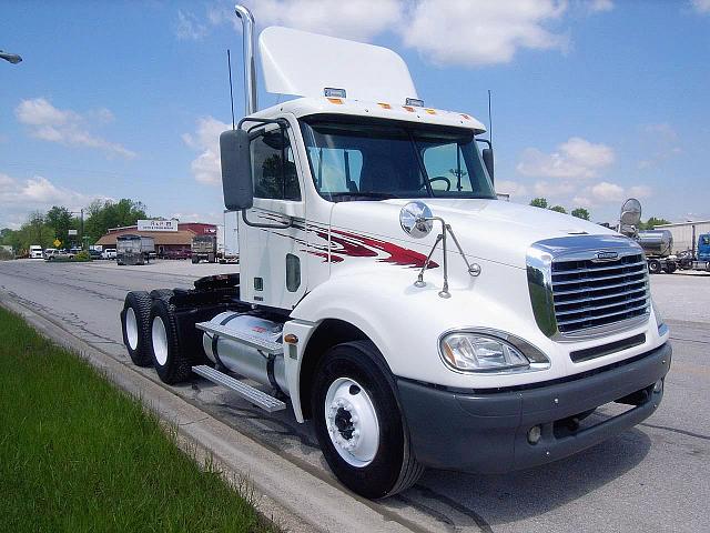 2005 FREIGHTLINER CL12064ST-COLUMBIA 120 Jasper Indiana Photo #0112674A