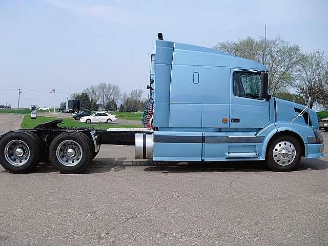 2006 VOLVO VNL64T630 Roseville Minnesota Photo #0113176A