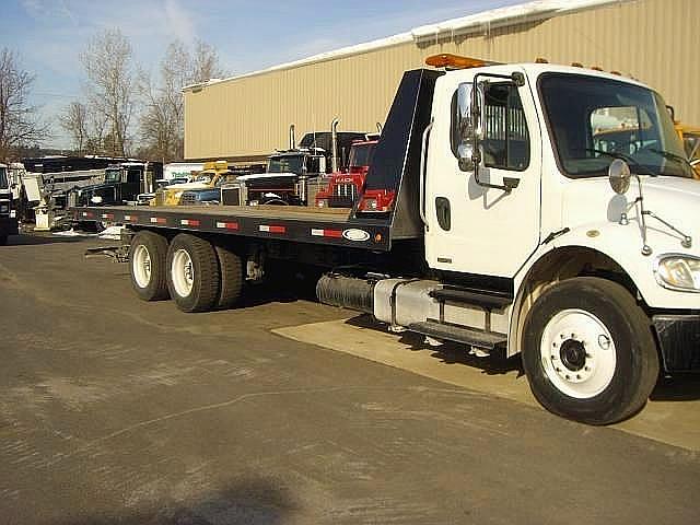 2004 FREIGHTLINER BUSINESS CLASS M2 106 Manchester New Hampshire Photo #0116052A