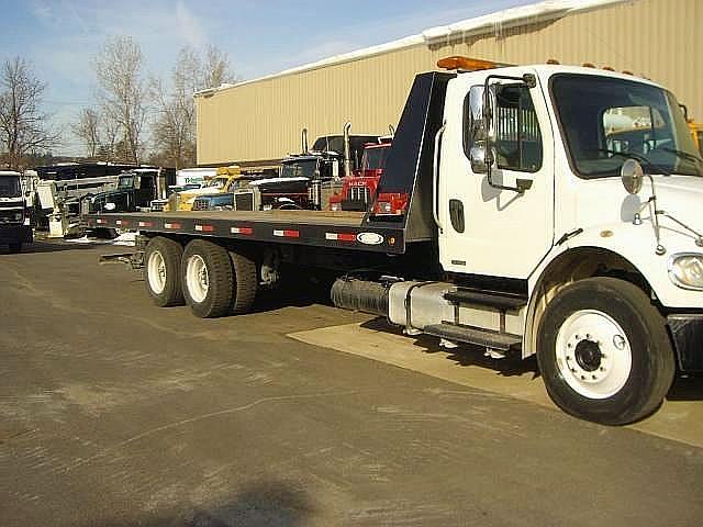 2004 FREIGHTLINER BUSINESS CLASS M2 106 Manchester New Hampshire Photo #0116052A