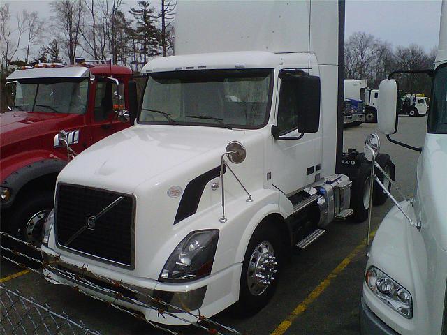 2011 VOLVO VNL64T300 Avon Massachusetts Photo #0117081A