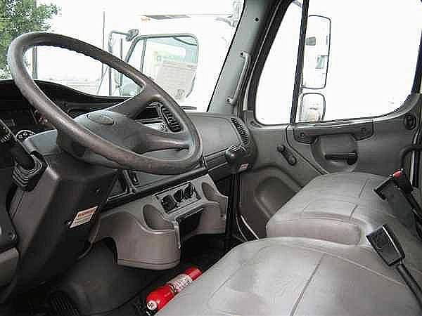 2005 FREIGHTLINER BUSINESS CLASS M2 106 Converse Texas Photo #0121430A