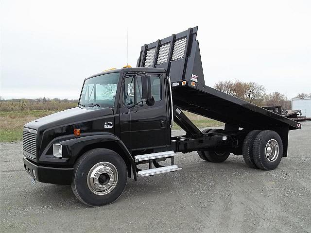 2002 FREIGHTLINER FL70 Kaukauna Wisconsin Photo #0125153A